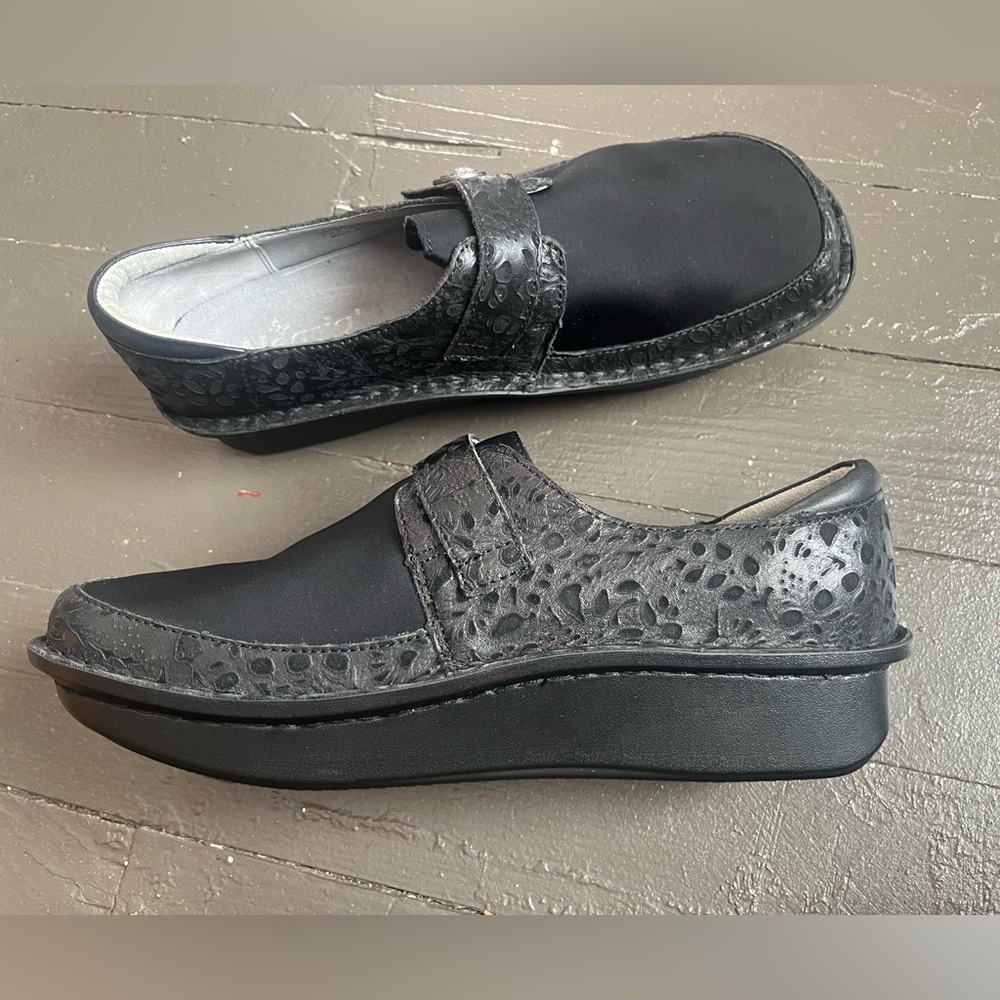 Alegria Dena Black Delicut Textured Loafers